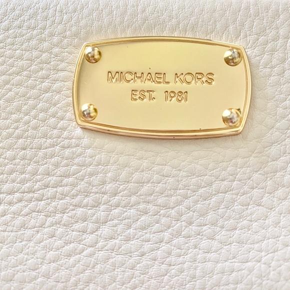 New Michael Kors Wallet - Picture 4 of 4